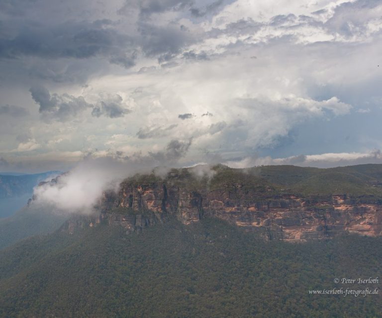 Foto der Blue Mountain, in aufsteigenden Wolken, Australien.