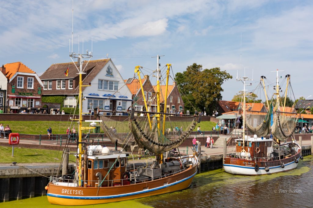 Fotografie des Hafens von Greetsiel, mit Fischkutter.